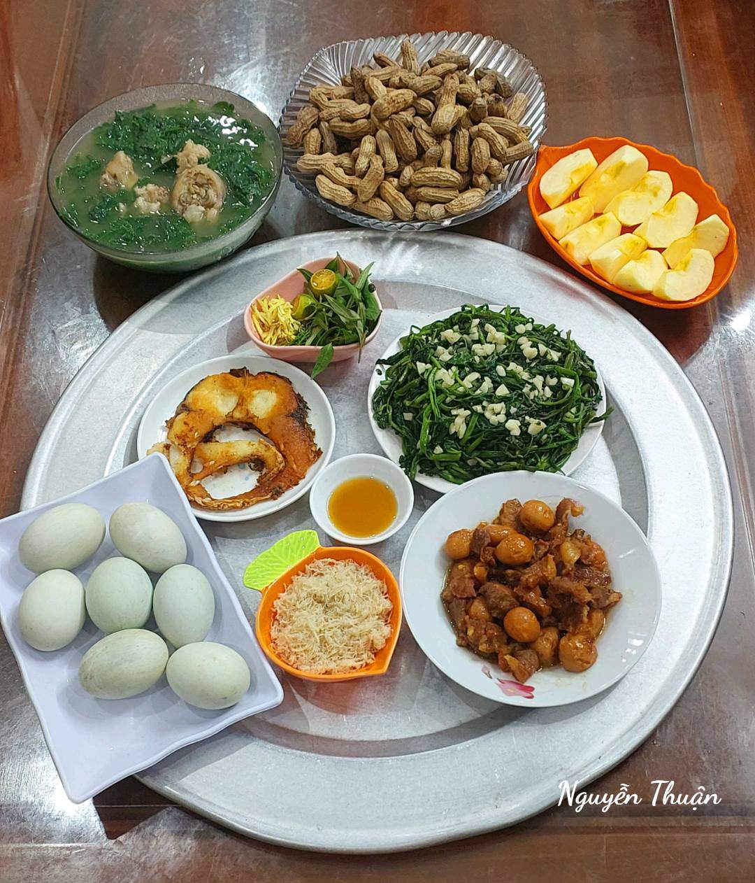 Thịt kho trứng cút - Cá rán - Ttrứng lộn - Rau muống xào tỏi - Canh rau ngót nấu chân giò