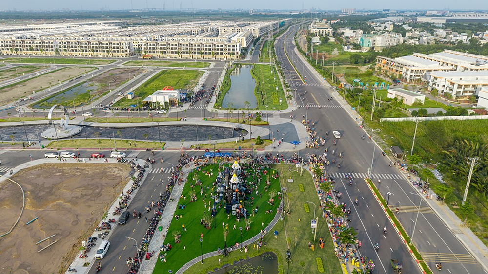Đô thị thương mại The 826 EC - liền kề khu đô thị T&amp;T City Millennia, sở hữu loạt tiện ích chuẩn Wellness: kênh đào Hạnh Phúc, quảng trường Lễ Hội, trường mầm non Hoa Hồng Nhỏ,…