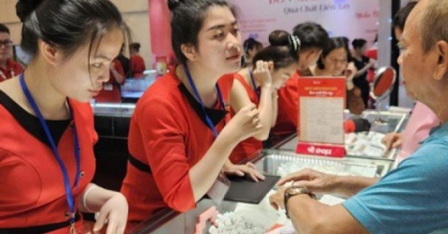 Giá vàng lại lập kỷ lục, người ôm vàng miếng SJ...