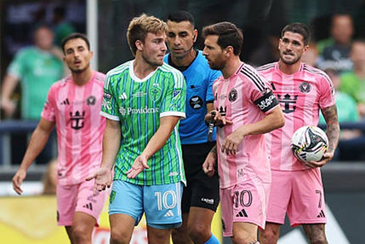 Messi lời qua tiếng lại với De la Vega trong trận, và theo nhiều khán giả tại sân cho biết, tiếp tục làm vậy sau trận kể cả khi lên bục nhận huy chương