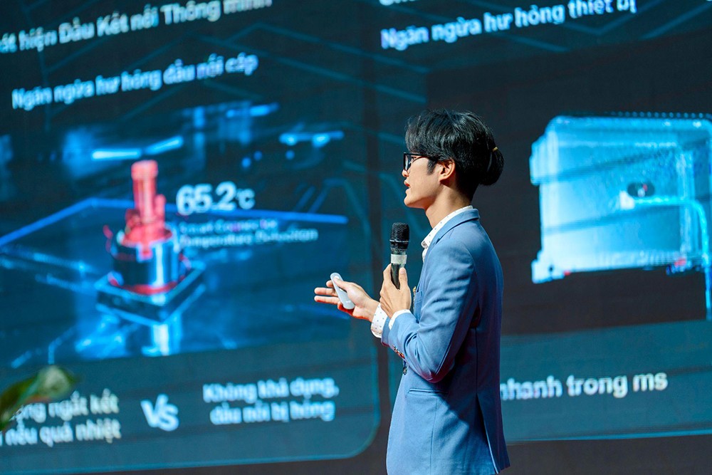 Ông Nguyễn Quang Tú - Trưởng phòng giải pháp Huawei Digital Power Vietnam trình bày về sản phẩm inverter Huawei, lưu trữ Huawei và các giải pháp thông minh dành cho phân khúc C&amp;I
