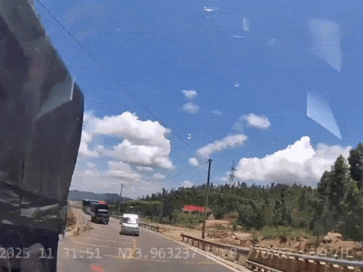 Thót tim cảnh xe khách vượt ẩu trên đèo An Khê