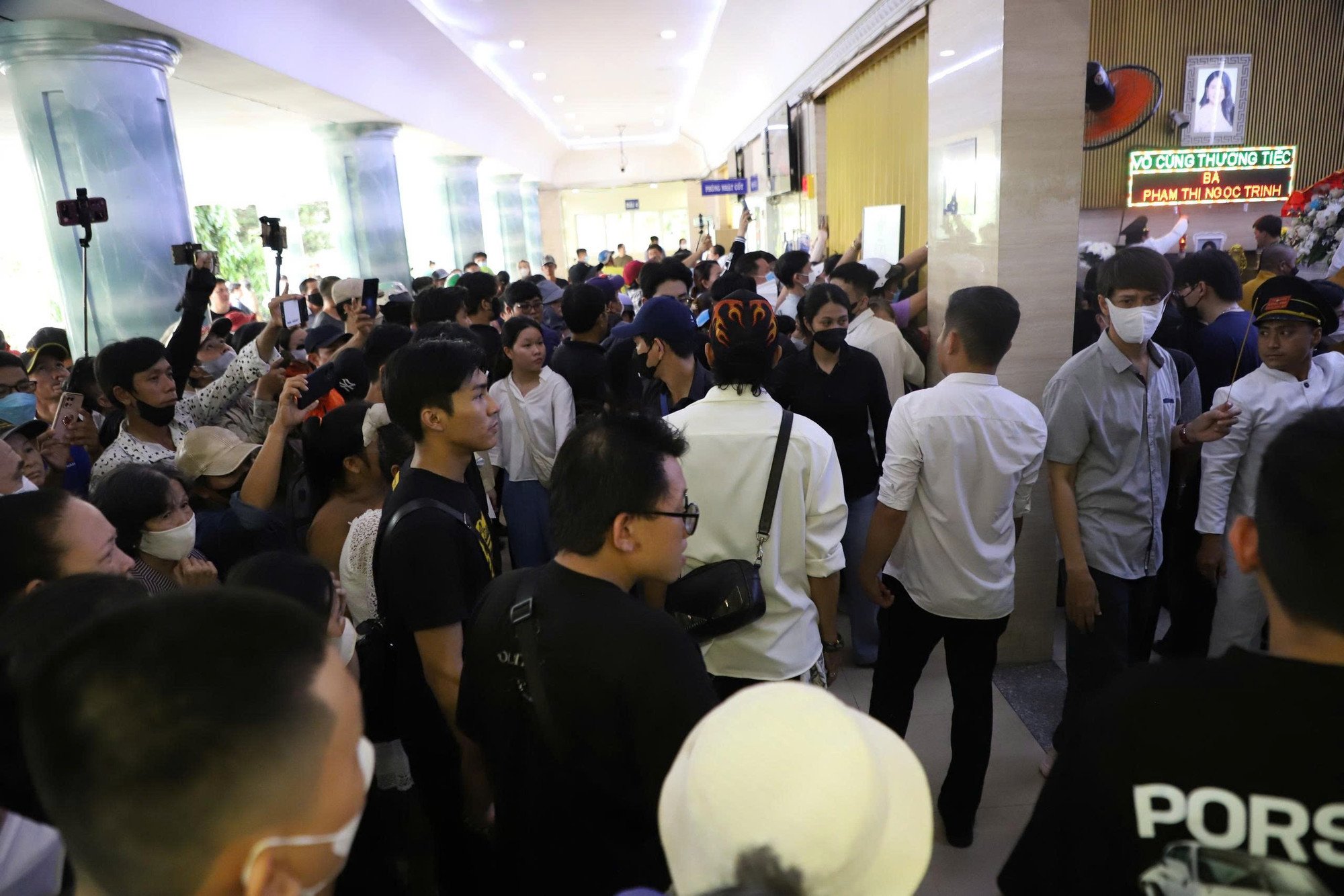 YouTuber vây quanh nơi hỏa táng Ngọc Trinh, người nhà cầu xin - 8