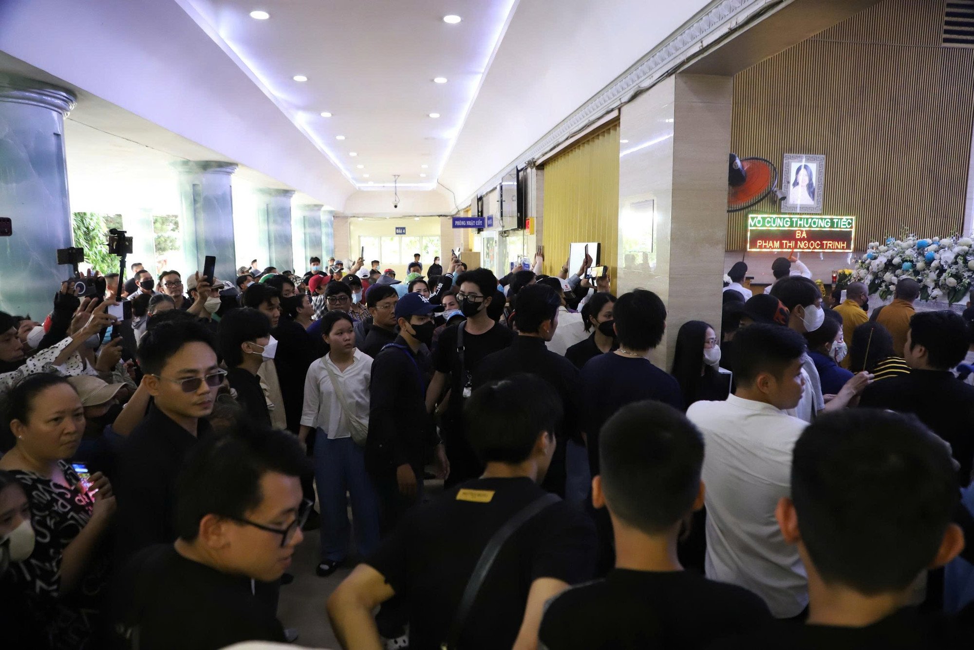 Khung cảnh đông đúc trước khu vực hỏa táng, phần đông là YouTuber, TikToker.