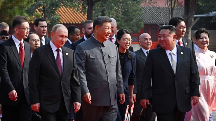 Các lãnh đạo Trung Quốc, Nga và Triều Tiên dẫn đầu đoàn nguyên thủ ở quảng trường Thiên An Môn hôm 3/9. Ảnh: Reuters.