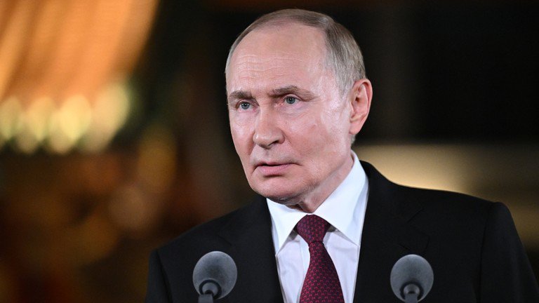 Tổng thống Nga Vladimir Putin trả lời họp báo ở Bắc Kinh vào ngày 3/9. Ảnh: Sputnik.