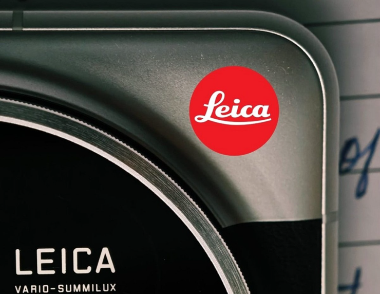 Đẳng cấp nhiếp ảnh của Xiaomi 16 Ultra sẽ được khẳng định qua logo Leica đỏ trên thân máy.