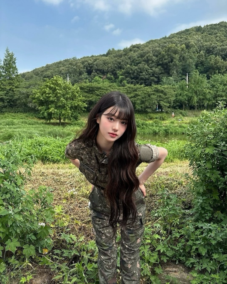 Jang Wonyoung, thành viên nhóm nhạc IVE và cựu thành viên IZ*ONE, một lần nữa khiến cộng đồng mạng 'dậy sóng' khi xuất hiện trong trang phục quân đội. Loạt hình ảnh được chia sẻ trên mạng xã hội đã nhanh chóng thu về hàng triệu lượt thích và hàng chục nghìn bình luận từ người hâm mộ. (Ảnh: IGNV)