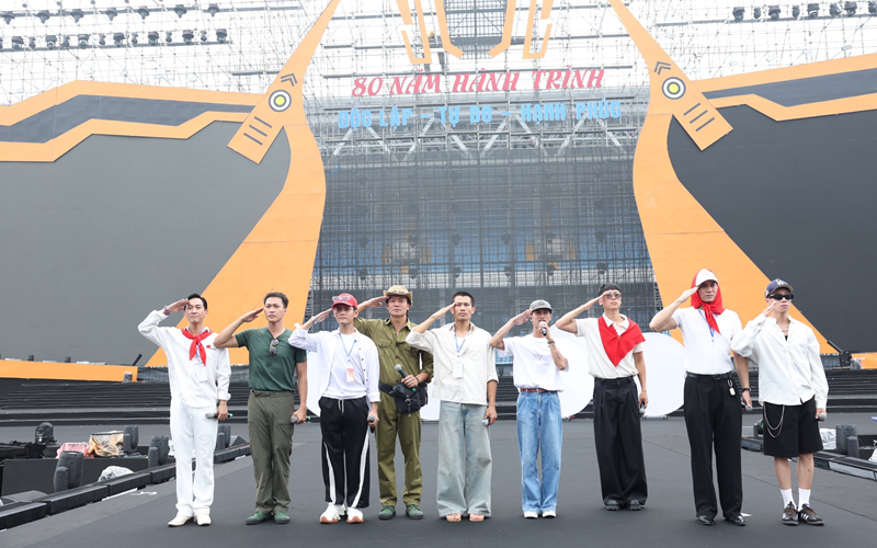 Các diễn viên trong phim và khi tập duyệt cho các chương trình hướng tới đại lễ 2/9.