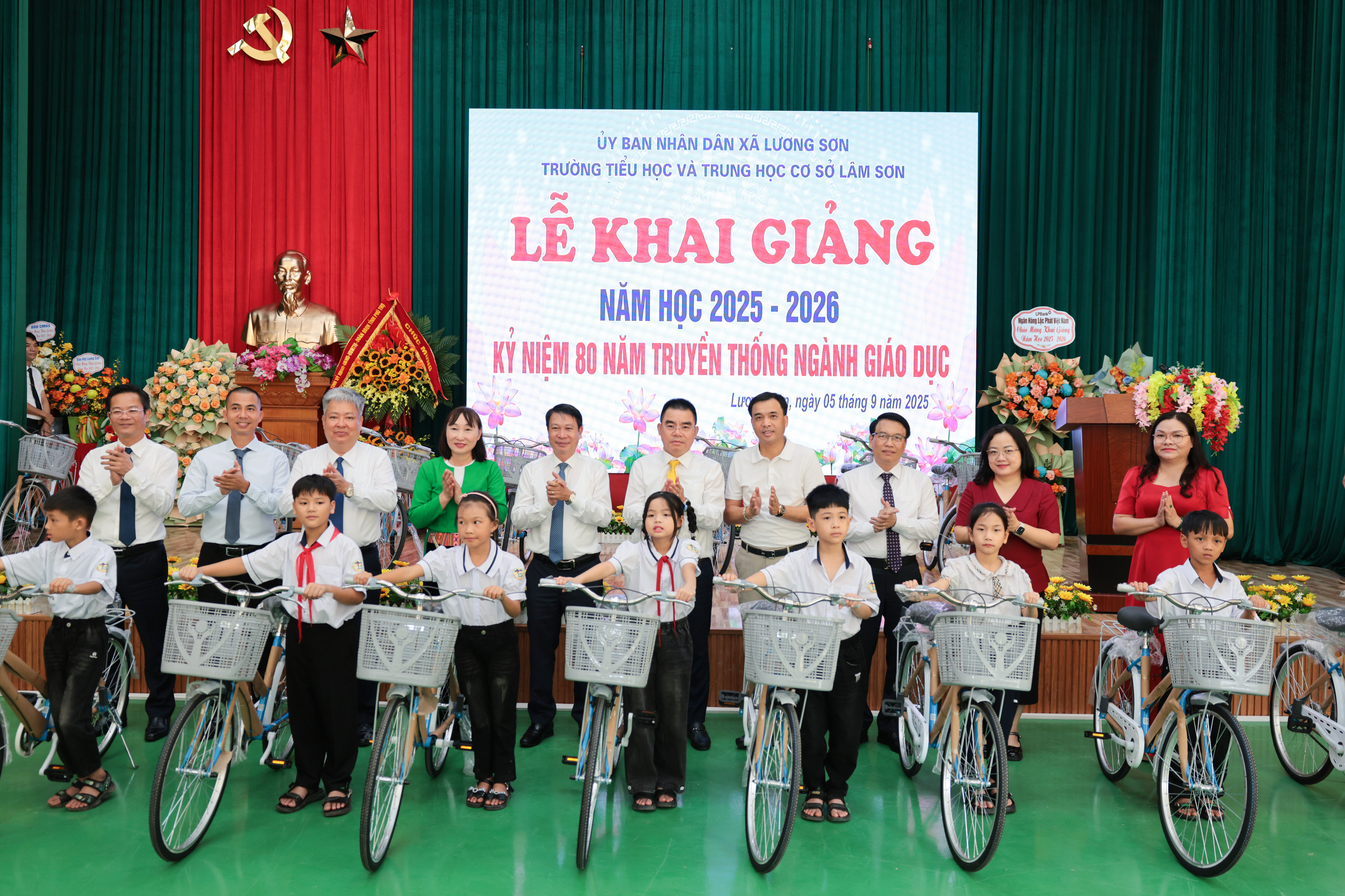 Ông Hồ Nam Tiến cùng lãnh đạo tỉnh Phú Thọ, BGH Trường TH&amp;THCS Lâm Sơn và BTC Giải Marathon Quốc tế VTV LPBank 2025 trao tặng xe đạp cho học sinh nhân dịp khai giảng