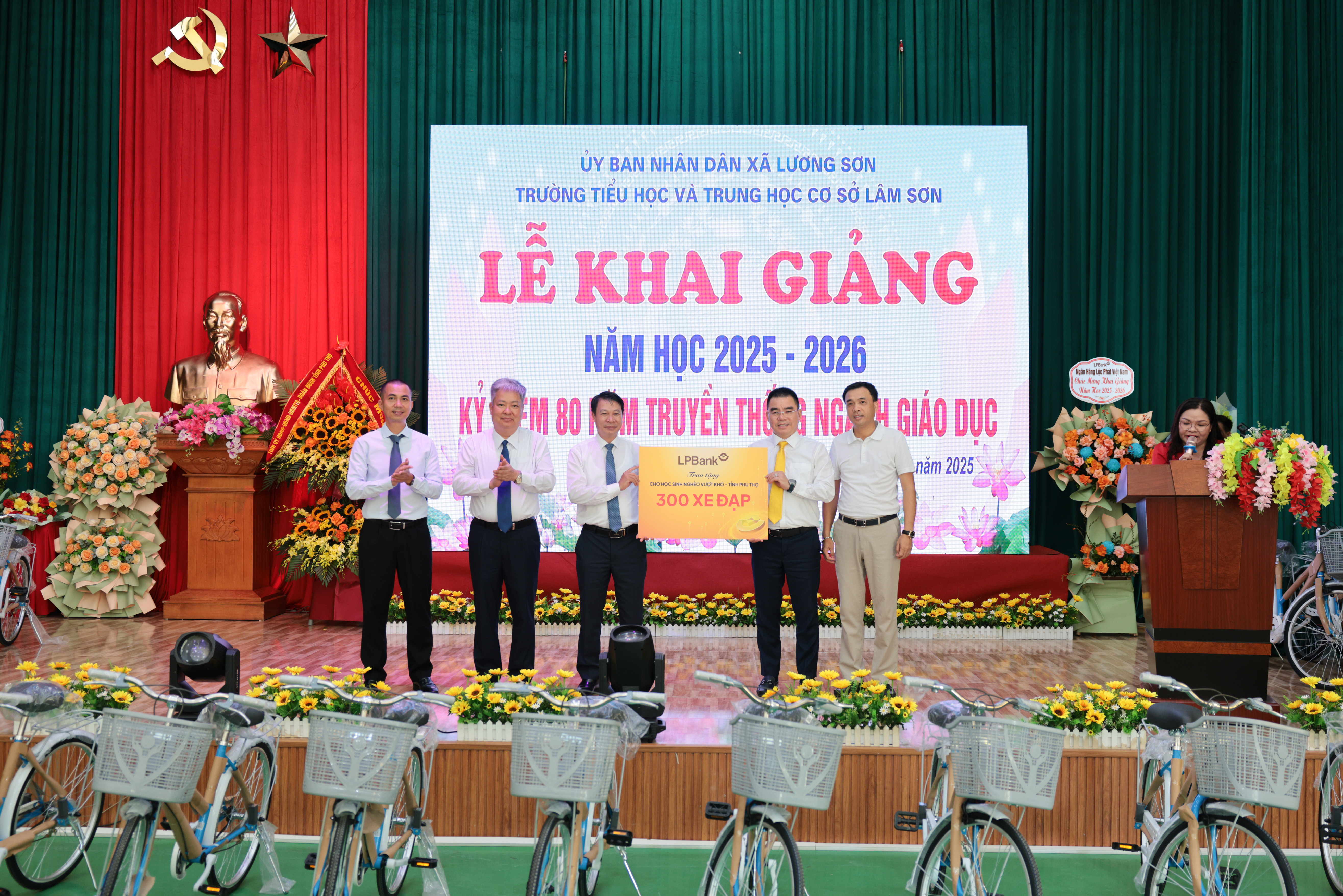 Ông Hồ Nam Tiến – Phó Chủ tịch Thường trực HĐQT LPBank (thứ hai từ phải sang) và BTC Giải Marathon Quốc tế VTV LPBank 2025 trao tặng 300 xe đạp cho học sinh nghèo tỉnh Phú Thọ