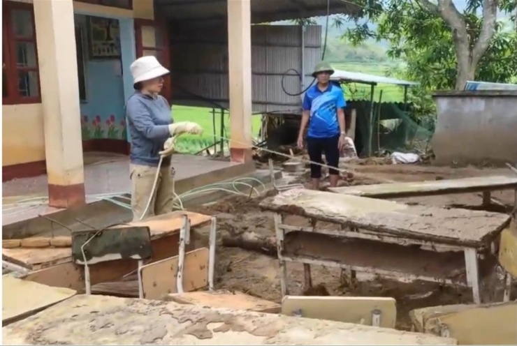 Thầy cô giáo ở xã Tam Thanh, Thanh Hóa đang khắc phục hậu quả do bão lũ gây ra. Ảnh: TL