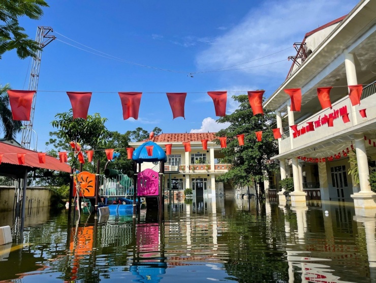 Trường Mầm non Nam Phương Tiến, xã Xuân Mai, Hà Nội vẫn ngập trong nước. Ảnh: Kim Nhuệ