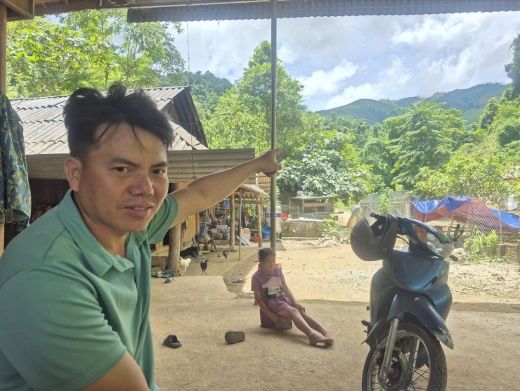 Anh Sềnh A Phá chỉ tay về nơi đã chứng kiến sói lửa