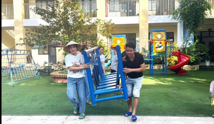 Thầy cô vùng ngập nước xã Xuân Mai, Hà Nội chuẩn bị cho lễ khai giảng hôm nay. Ảnh: KIM NHUỆ