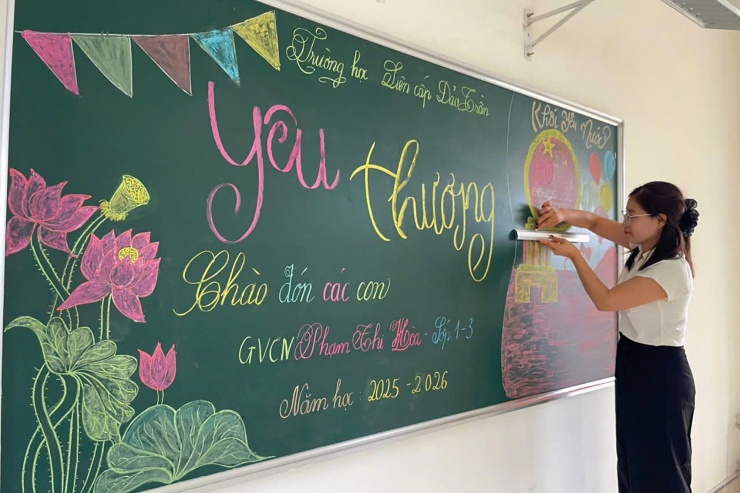 Cô giáo Phạm Thị Hòa trang trí bảng lớp học trước ngày khai giảng.