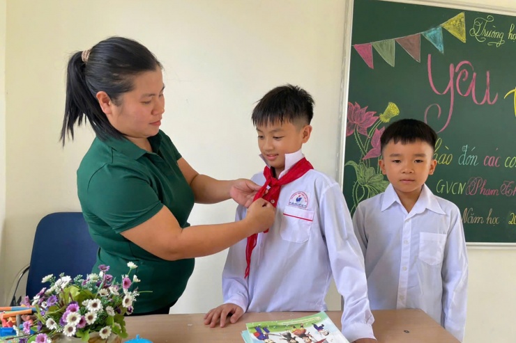 Cô giáo Lê Thị Mai Linh đưa 2 con của mình ra đảo Trần để tiện kèm cặp và học cùng các bạn ở trường.