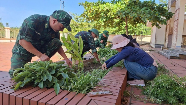 Các giáo viên và lực lượng vũ trang trên đảo Trần cùng nhau chỉnh trang khuôn viên của trường.