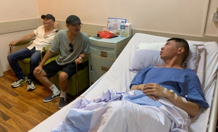 Nghệ sĩ Quốc Quân vào thăm đồng nghiệp - NSND Công Lý. Anh đăng khoảnh khắc NSND Công Lý đã phục hồi sau ca cấp cứu.