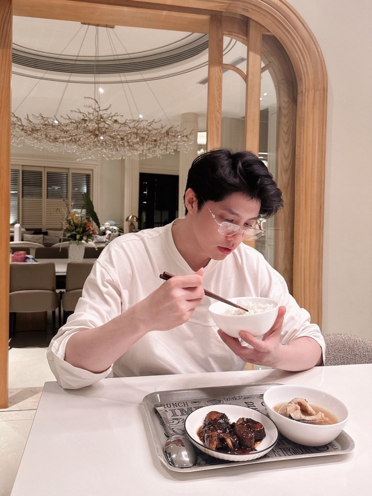 Noo Phước Thịnh đăng ảnh bữa cơm toàn cá. 