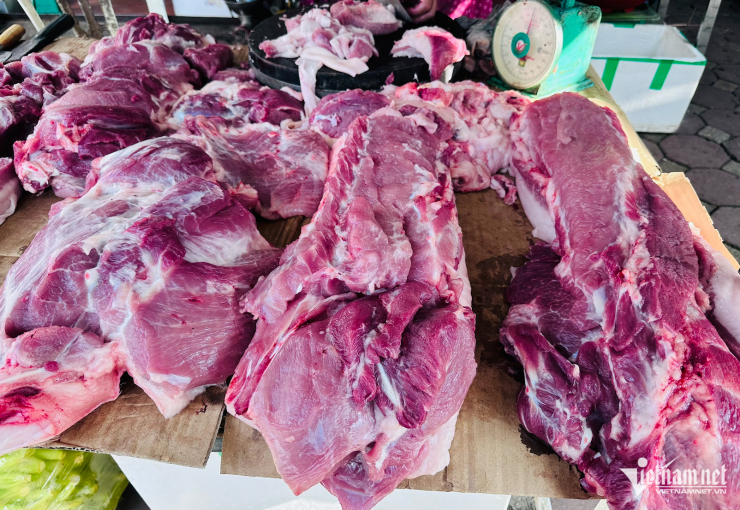 Thịt lợn ở chợ neo giá cao chót vót. Ảnh: Tâm An