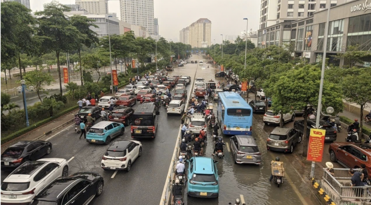Võ Chí Công là một trong những tuyến đường bị ngập sâu và kéo dài lâu nhất trong đợt mưa lụt vừa qua tại Hà Nội.