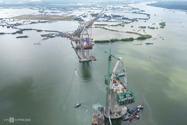 Cầu nối cao tốc Bến Lức với cảng Cái Mép sau 2 năm thi công - 1