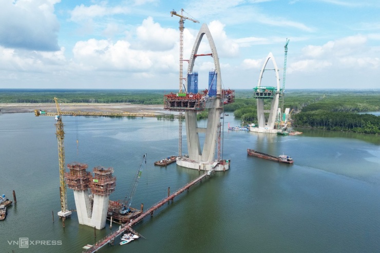 Cầu nối cao tốc Bến Lức với cảng Cái Mép sau 2 năm thi công - 3