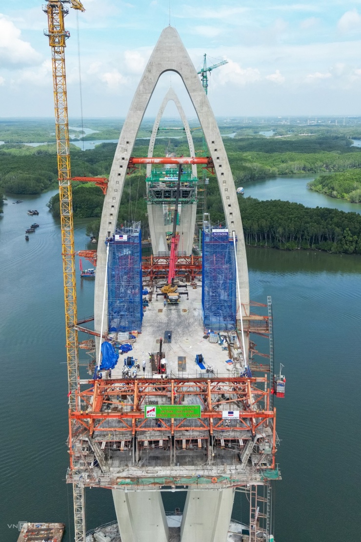 Cầu nối cao tốc Bến Lức với cảng Cái Mép sau 2 năm thi công - 6