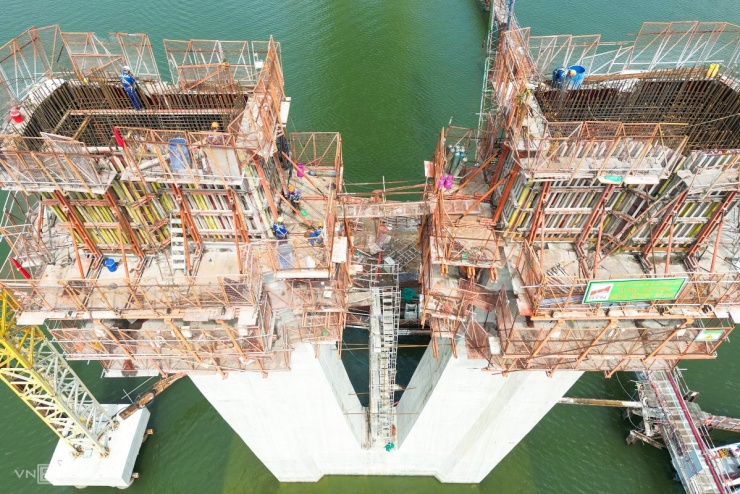 Cầu nối cao tốc Bến Lức với cảng Cái Mép sau 2 năm thi công - 7