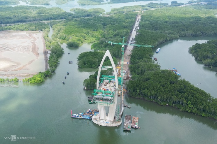 Cầu nối cao tốc Bến Lức với cảng Cái Mép sau 2 năm thi công - 11