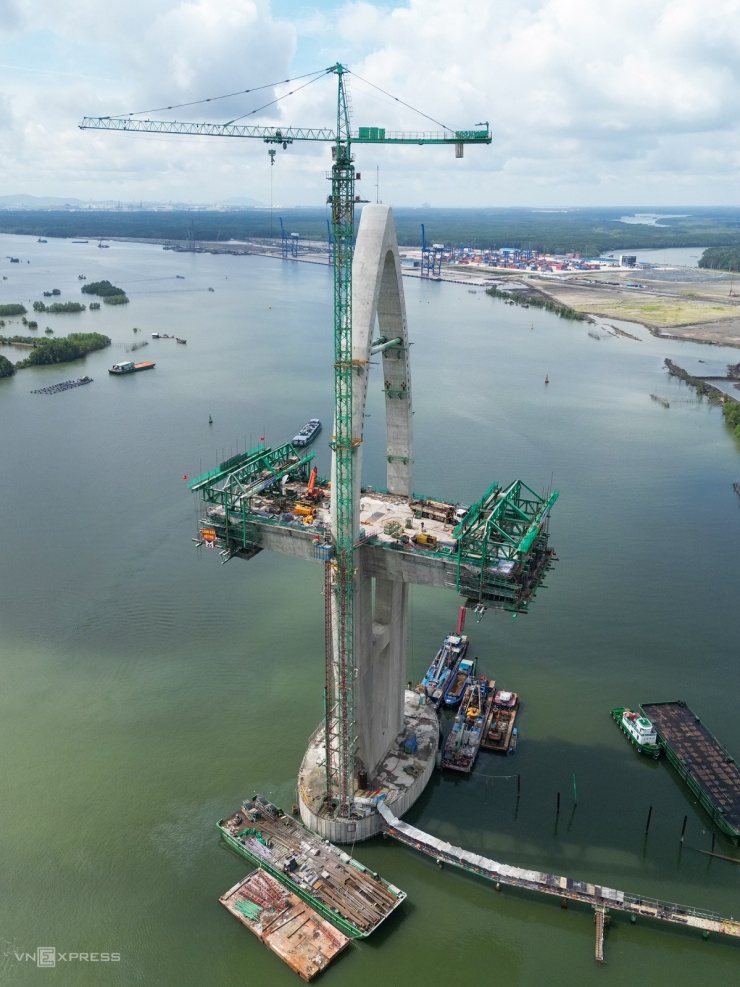 Cầu nối cao tốc Bến Lức với cảng Cái Mép sau 2 năm thi công - 8