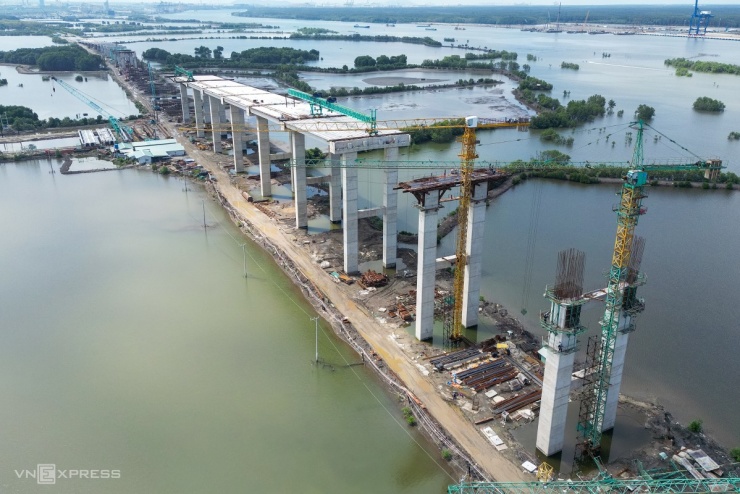 Cầu nối cao tốc Bến Lức với cảng Cái Mép sau 2 năm thi công - 10