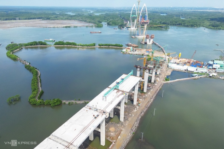 Cầu nối cao tốc Bến Lức với cảng Cái Mép sau 2 năm thi công - 12