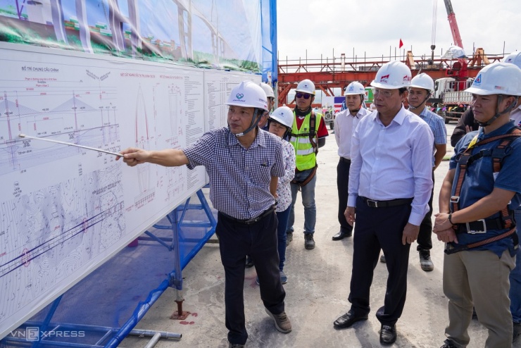 Cầu nối cao tốc Bến Lức với cảng Cái Mép sau 2 năm thi công - 13