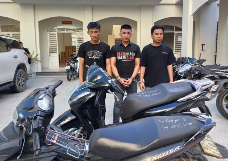 Ba đối tượng cùng phương tiện gây án.