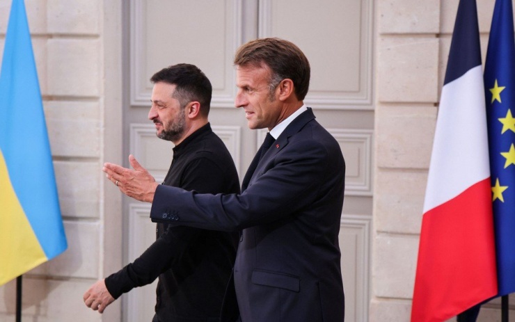 Tổng thống Pháp Emmanuel Macron (phải) và Tổng thống Ukraine Volodymyr Zelensky sau cuộc họp của “liên minh thiện chí” tại Điện Elysee, thủ đô Paris (Pháp) ngày 4-9. Ảnh: LUDOVIC MARIN/POOL/EPA/Shutterstock