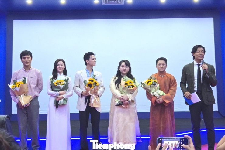 Dàn diễn viên Mắt biếc tái ngộ sau 6 năm.