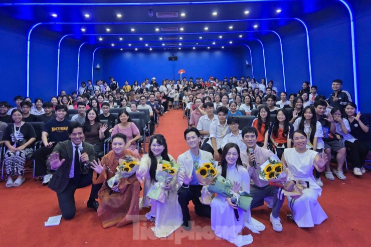Dàn diễn viên Mắt biếc chụp ảnh với khán giả.