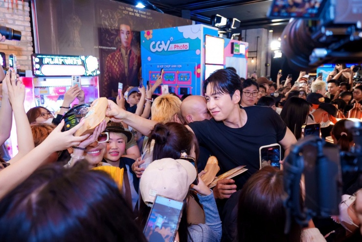Ngay từ lúc xuất hiện, Lee Kwang Soo lập tức trở thành tâm điểm khi liên tục giao lưu, vẫy tay và gửi lời chào thân thiện đến khán giả Việt. Hình ảnh nam diễn viên hòa mình vào không khí nồng nhiệt khiến khán giả thích thú.