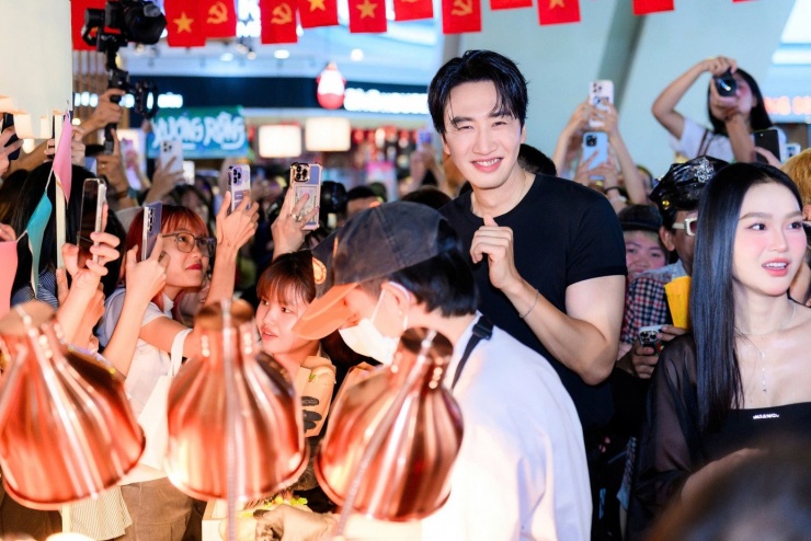 Sau khi nhận quà, Lee Kwang Soo nhiệt tình tham gia trò chơi “xé túi mù” chứa tâm thư từ fan. Những lá thư đi kèm loạt thử thách thoại tiếng Việt khiến anh nhiều phen lúng túng, tạo nên không khí hài hước.