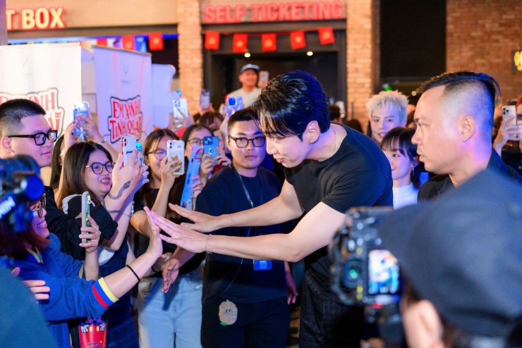 Lần đầu ra mắt báo chí và khán giả Việt Nam, Lee Kwang Soo nói anh hài lòng với khoảng thời gian được làm việc tại Việt Nam, tuy không dài nhưng có nhiều kỷ niệm. Anh cũng gửi lời chúc khi có mặt tại Việt Nam đúng dịp Quốc khánh 2/9.