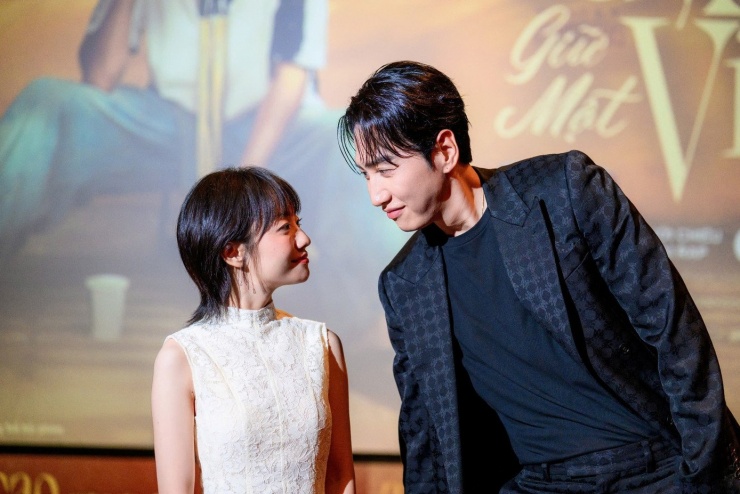 Lee Kwang Soo nhấn mạnh vai diễn trong Tay anh giữ một vì sao là một trong những dấu ấn đặc biệt. Lee Kwang Soo cũng dành lời khen cho Hoàng Hà: “Ngay khi gặp Hoàng Hà lần đầu, tôi có sự kết nối và không khó để chúng tôi hóa thân một cách trọn vẹn”, Lee Kwang Soo chia sẻ.