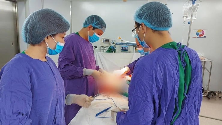 Bác sĩ Thành thực hiện ca phẫu thuật.