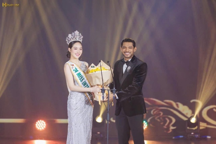 Thanh Thủy nhận hoa từ Giám đốc quốc gia Myanmar - Htoo Ant Lwin. Anh là nhân vật có sức ảnh hưởng với giới sắc đẹp Myanmar. Hiện Htoo Ant Lwin nắm bản quyền Hoa hậu Quốc tế Myanmar và Hoa hậu Thế giới Myanmar.