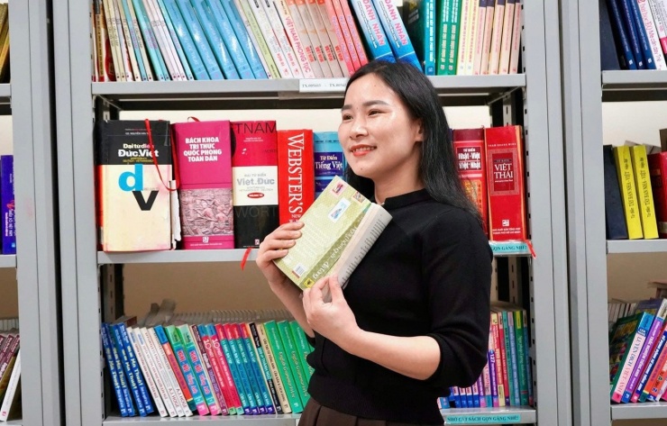 Cô Nguyễn Thị Hằng, giáo viên Trường THCS Kỳ Thịnh (Hà Tĩnh) khi còn làm việc ở làm ở Thư viện cộng đồng thị xã Kỳ Anh.
