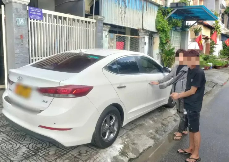 Duy Anh và Phương Nam thực hiện vụ trộm tiền trong xe ô tô vào đêm tối. Ảnh: CA