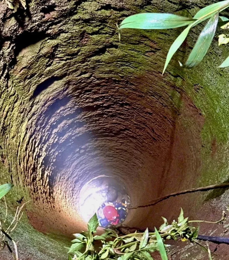 Lực lượng cứu nạn, cứu hộ giải cứu người đàn ông bị rơi xuống giếng đưa lên an toàn. Ảnh: CA