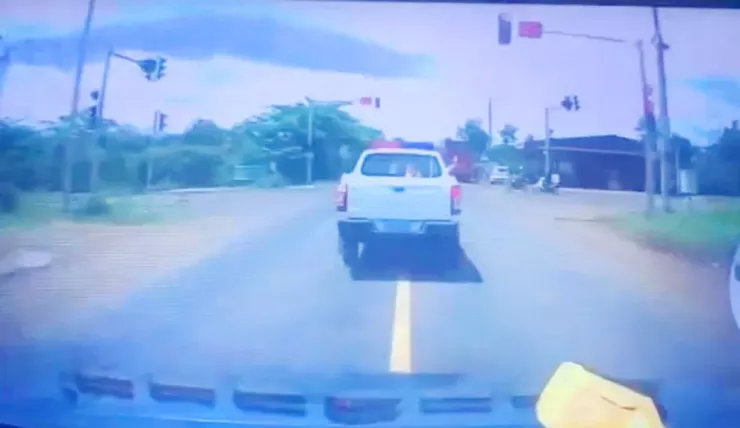 Lực lượng Cảnh sát giao thông hỗ trợ dẫn đường, đưa bé gái 4 tuổi bị rắn lục cắn đi cấp cứu. Ảnh: CA.