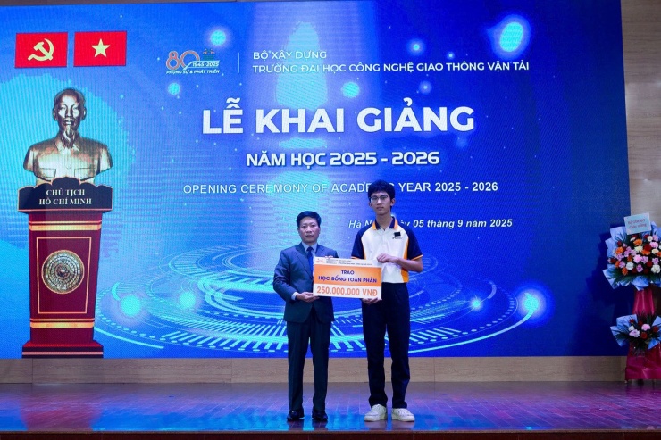Nguyễn Hữu Phước (phải) nhận học bổng từ PGS.TS Nguyễn Hoàng Long, Hiệu trưởng Trường Đại học Công nghệ Giao thông Vận tải. Ảnh: Nguyễn Tùng